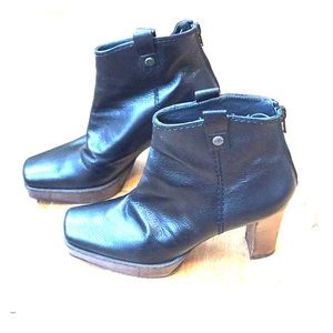 Stuart Weitzman black leather ankle boots - 6M